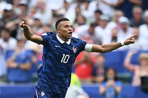 متخطيًا رونالدو الظاهرة.. مبابي يحطم رقمًا جديدًا في كأس العالم 